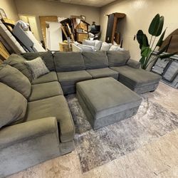 Large grey sectional couch with ottoman, Delivery available 🚚