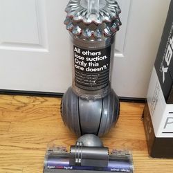 NEW MODEL  DYSON  VACUUM WITH COMPLETE ATTACHMENTS. , WORKS EXCELLENT  , AMAZING POWER SUCTION.   IN THE BOX 
