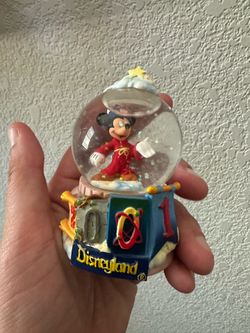 2001 Disney rare snowglobe