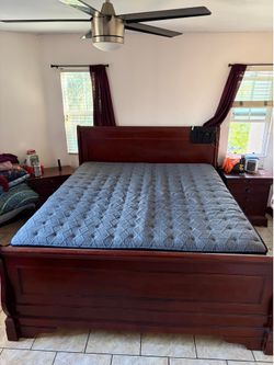 King Size Sealy Mattress + Topper – Excellent Condition – Moving Sale