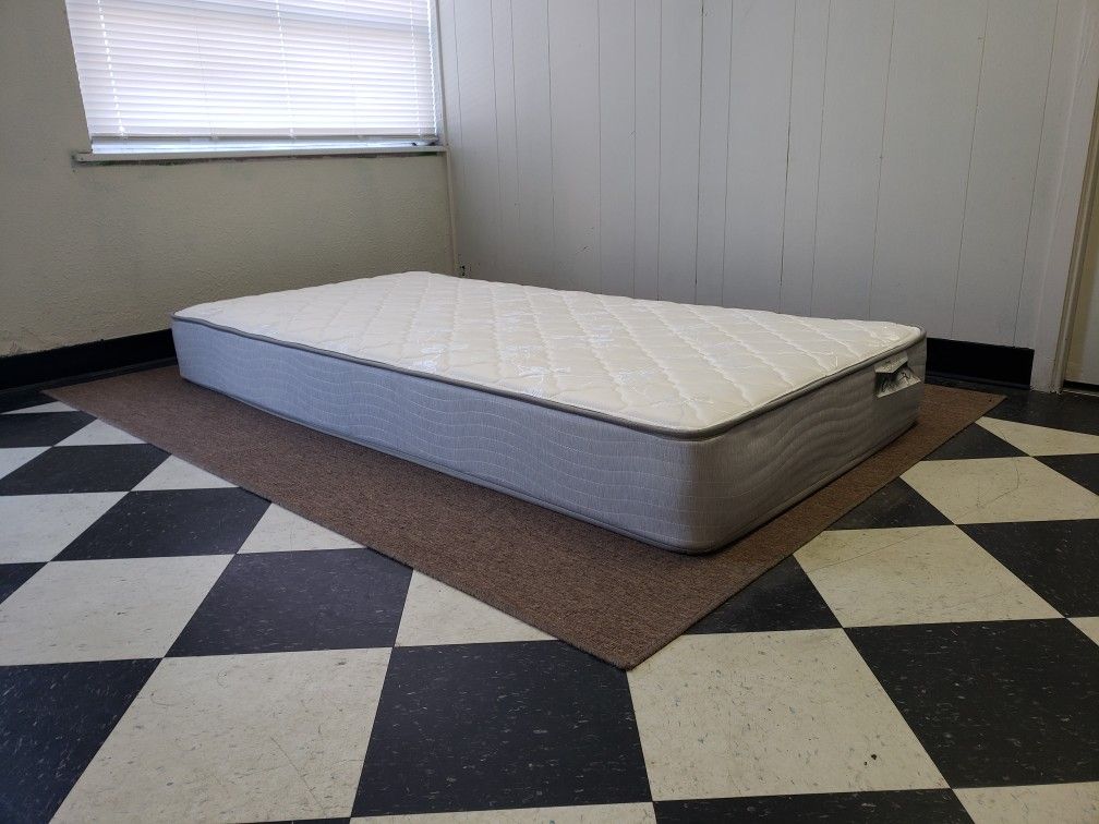 Twin size mattress - can DELIVER almost anywhere for $20 extra - gently used and in LIKE NEW condition 😍