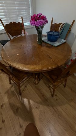 Round Table with 4 chairs