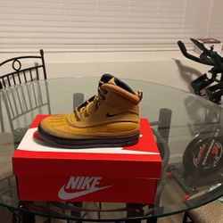 Brown And Black Nike ACG Boots     Size 2 Kids