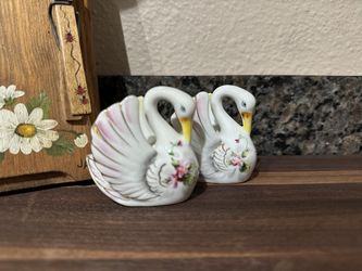 Vintage swan salt and pepper shakers