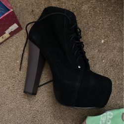 Size 7.5 Womens Boots $10