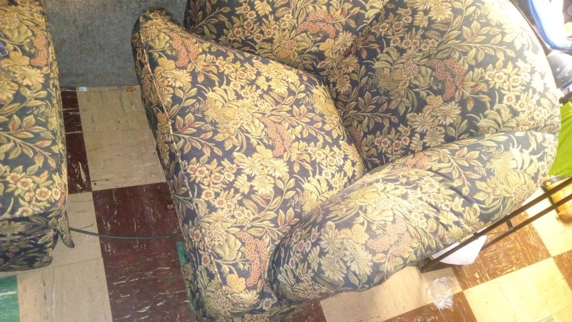 2 Oversized Art Van Chairs And Matching Couples Couch With Matching Ottoman