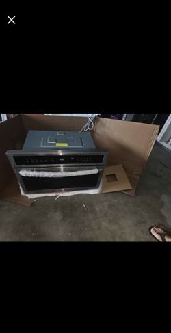 Brand new countertop microwave!!!! IN THE BOX NEVER USED !!!