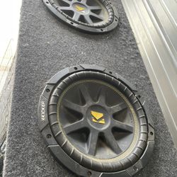 two kicker speaker n speaker box 