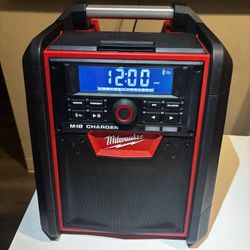 Milwaukee M18 18v Worksite Radio/charger 