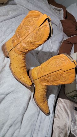 Men boots 10.5 and belt