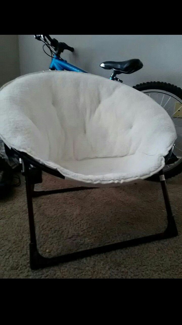 White foldable chair