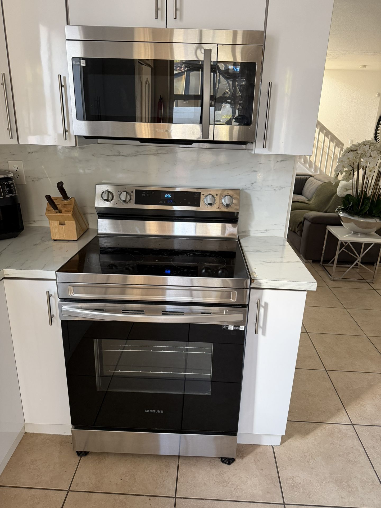 Kitchen Appliances, Stove, And Microwave