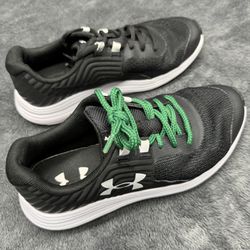 Under Armour Girl’s 3.5 Athletic Shoes in good shape!  