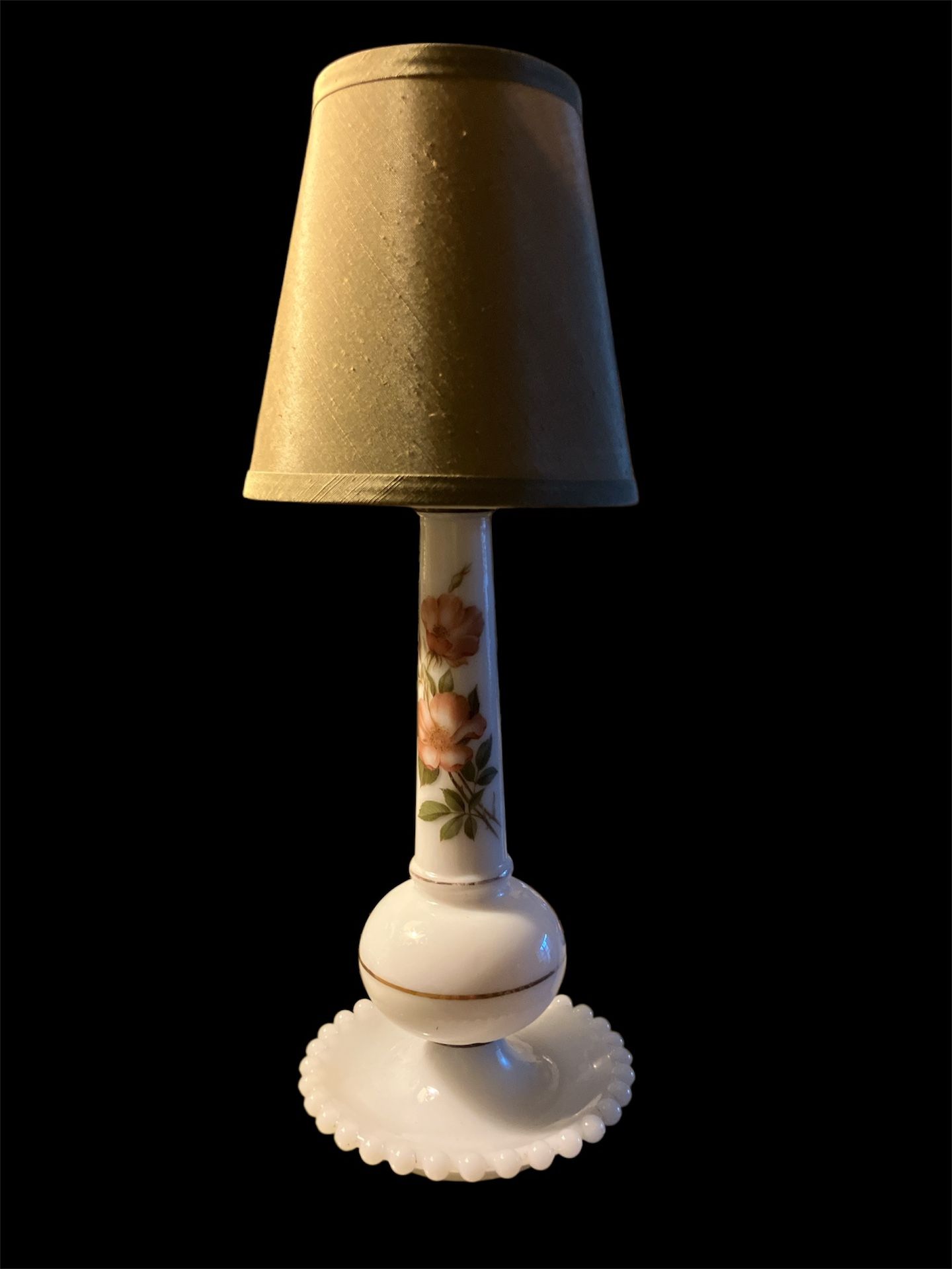 Shabby Chic. Vintage, MCM, Milk-Glass Lamp