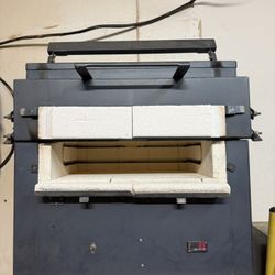 Aim Glassblowing Kiln 208v Kiln size  16” wide 10” deep  9” tall