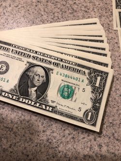 Cien billetes de a dollar con serie continua
