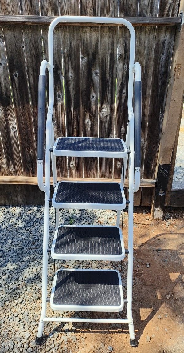 LIVINGSURE FOLDING 4-STEP LADDER