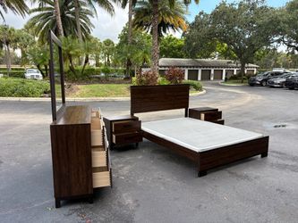 Beautiful Bedroom Set Queen Size Dark Brown Color In Excellent Condition by Coaster Furniture