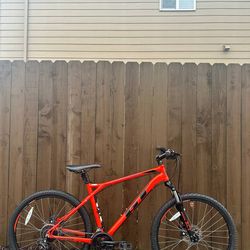 GT Aggressor 27.5” Mountain Bike — Medium Frame (17”) — Like New Aluminium Bicycle