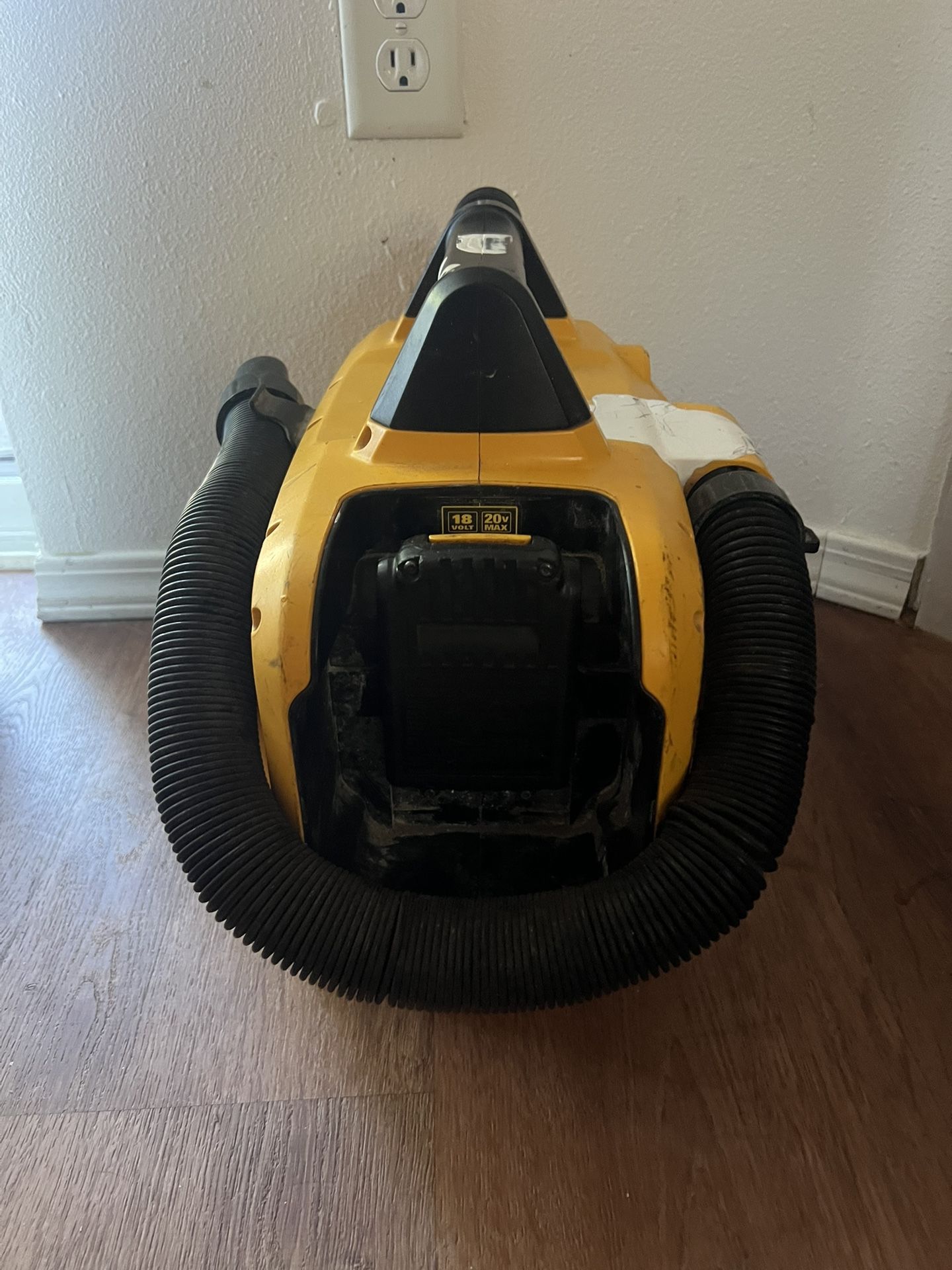 DeWalt 20V/18V Cordless Wet/Dry Vac – Works Great (Some Paint on Top)