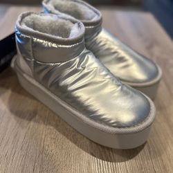 Steve Madden Platform Silver Metallic Booties. Size 5 6 Ugg style