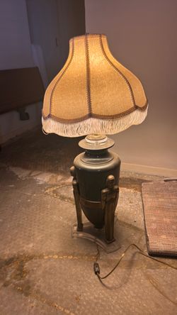 This vintage Hollywood Regency / Art Deco style table lamp