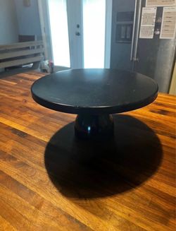 Black cake stand