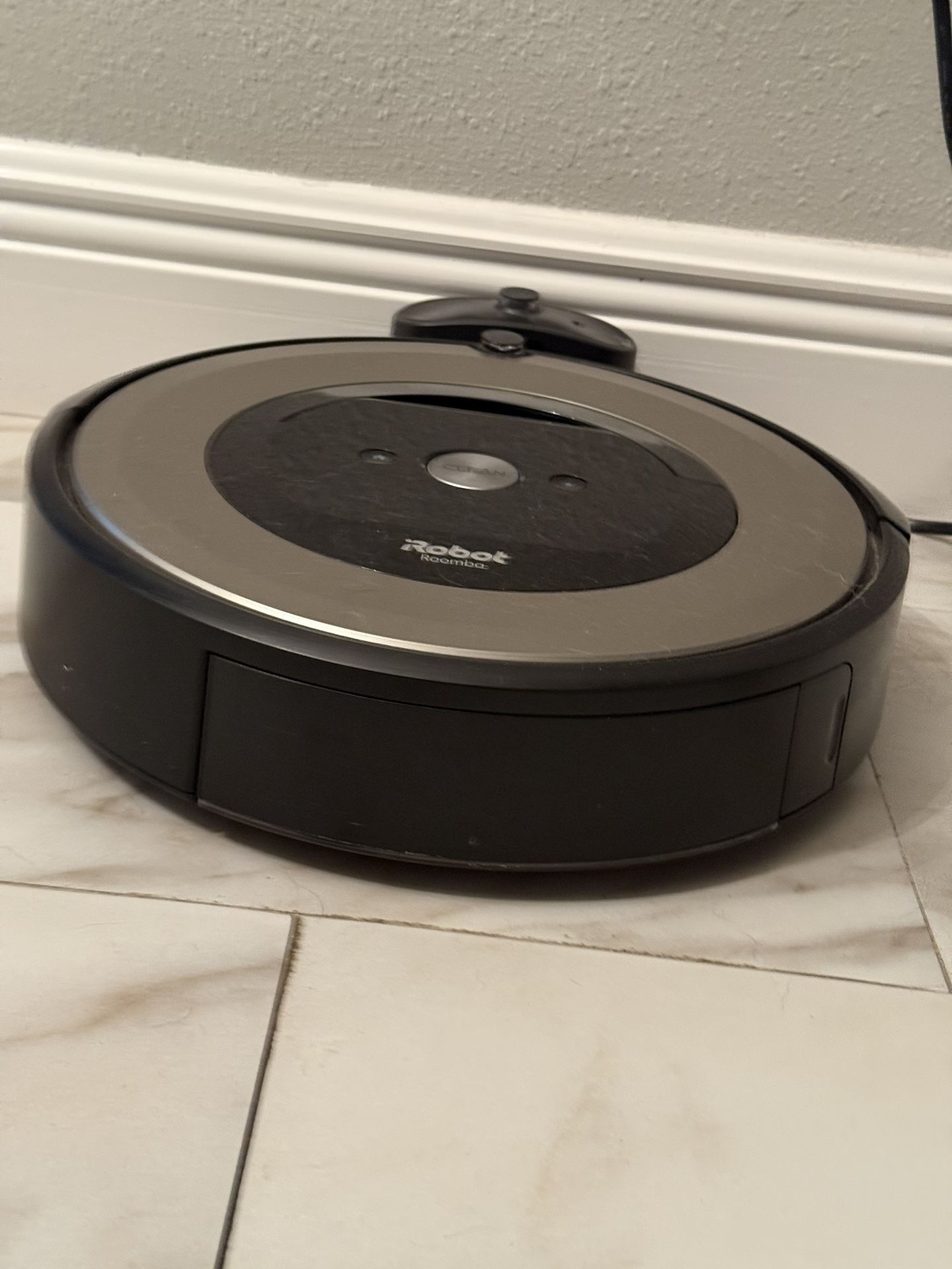 iRobot Roomba Vacuum great condition work great sale $40 dollars