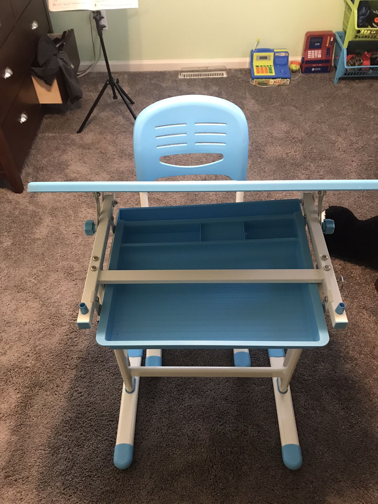 Kids adjustable art table