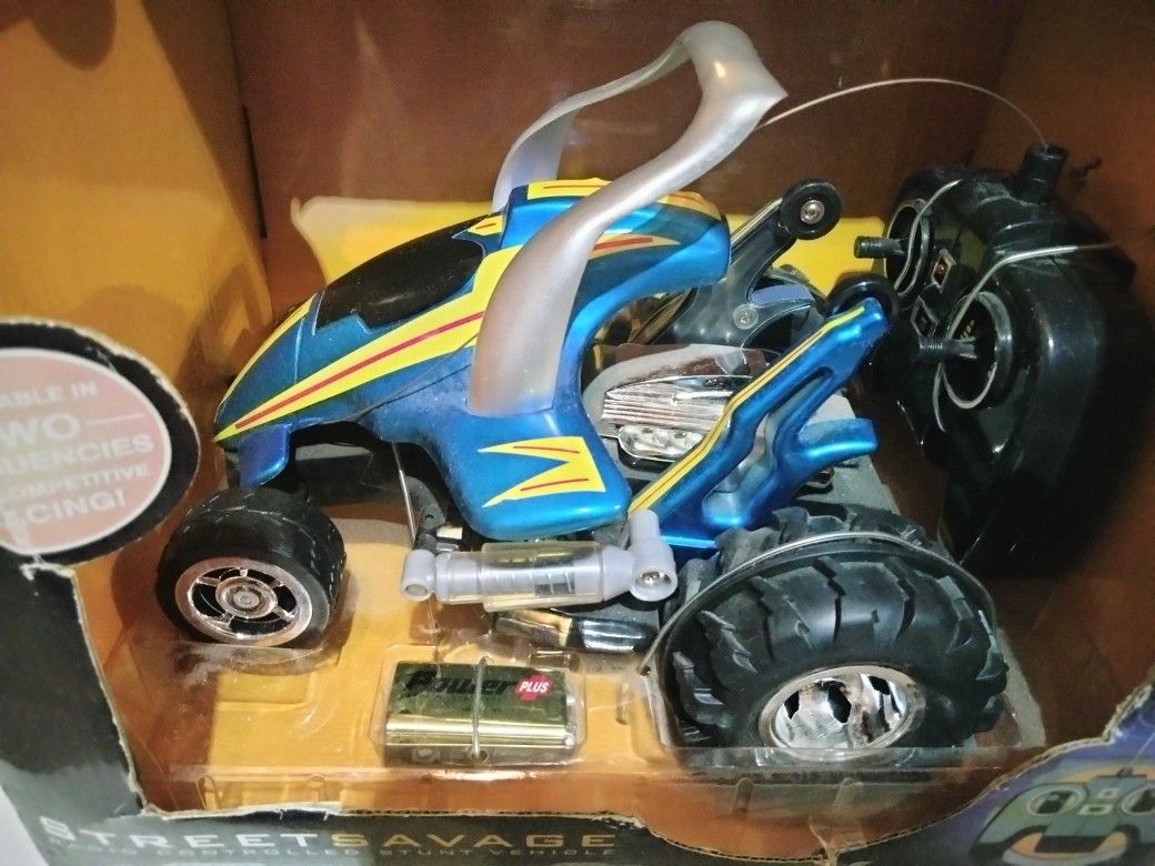 RADIO CONTROLLED STUNT VEHICLE