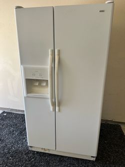 Kenmore side by side refrigerator (everything works good- no