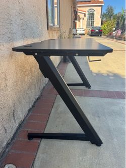 Sport Gaming Station Z-Shaped Gaming Desk