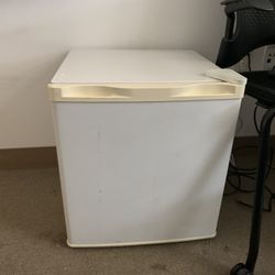 Mini Refrigerator Great For Dorms