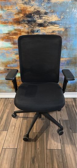 Black Mesh Office Chair with Armrests