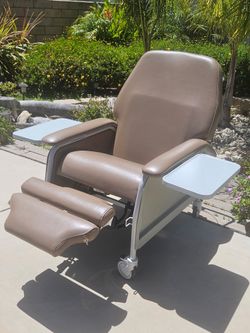 BRAND NEW Massage & Heat Recliner