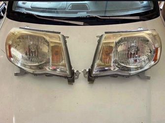2005-2011 Toyota Tacoma Headlights Set $70 (no Bulbs Included)