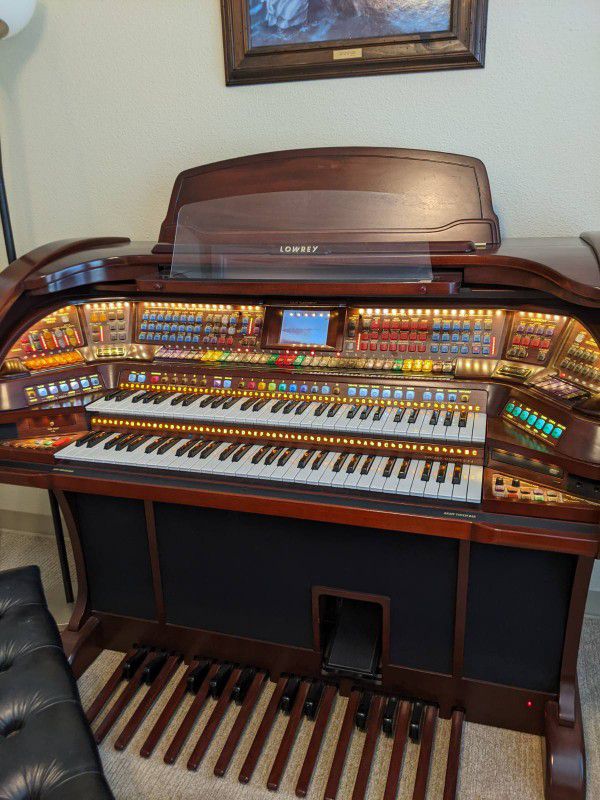 Lowrey Royale Organ