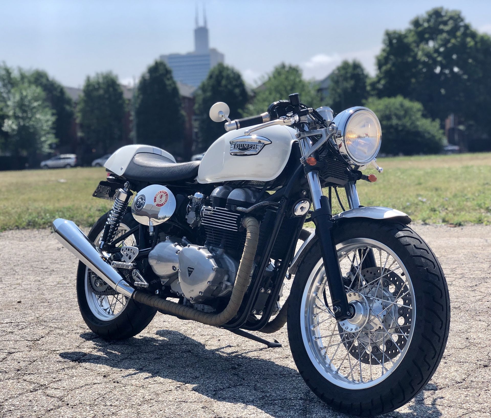 Triumph thruxton 900 cafe racer modified