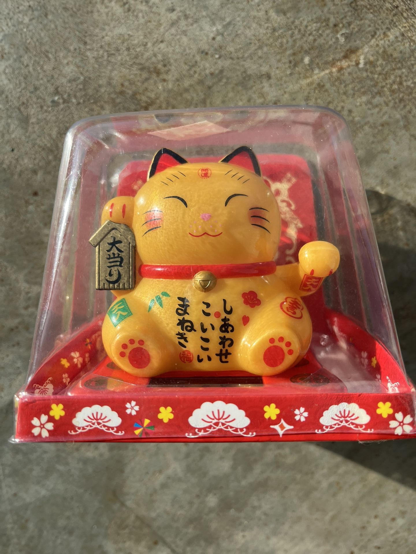 waving lucky cat! (solar powered)