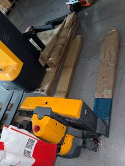Li-ion Powered Pallet Truck A-103701 | 3,300 lb Capacity