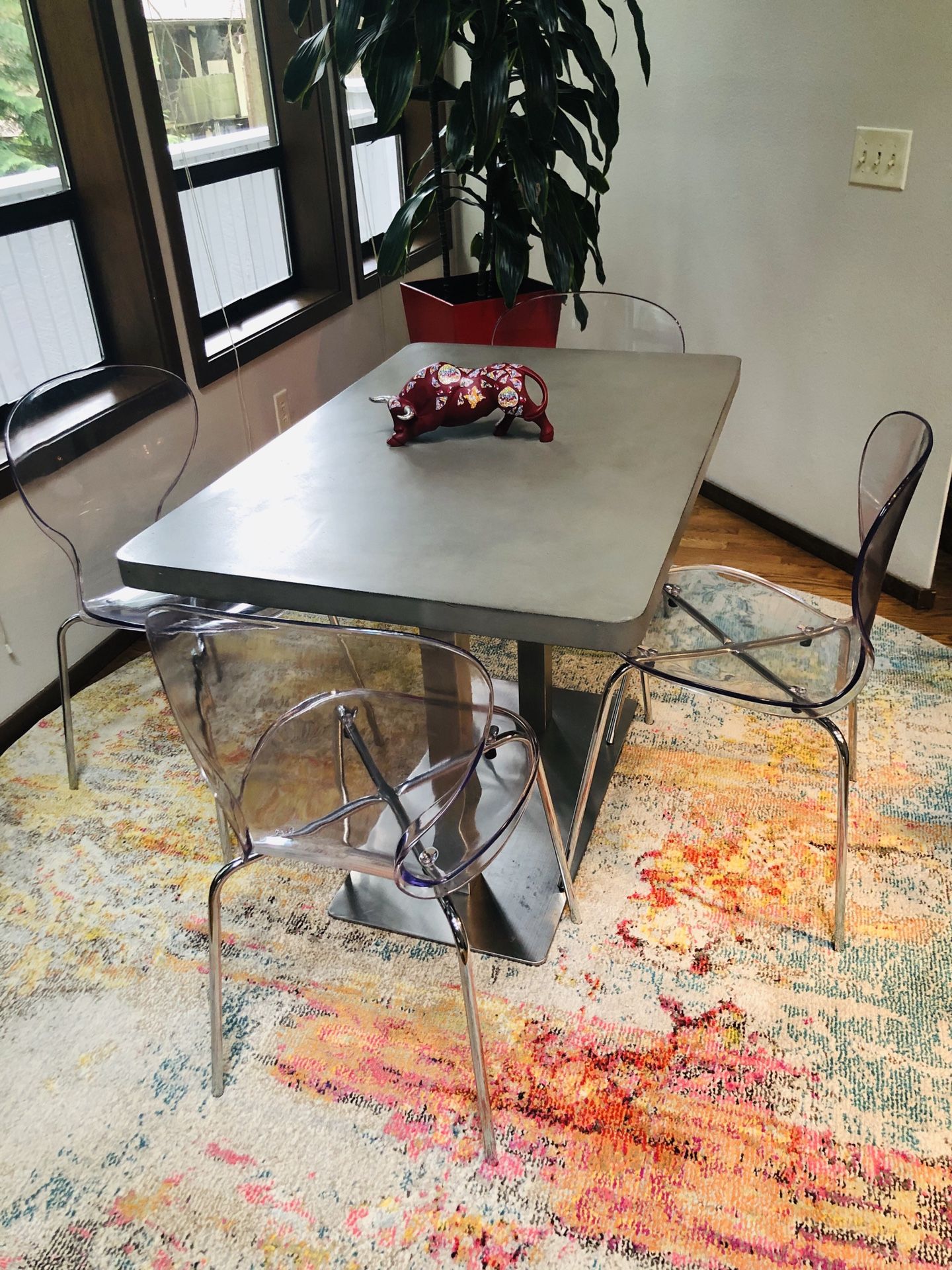 Breakfast dinning set. Concrete and Metal table with 4 clear chairs