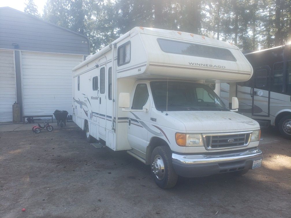 2005 Winnebago Many Winnie 30 foot