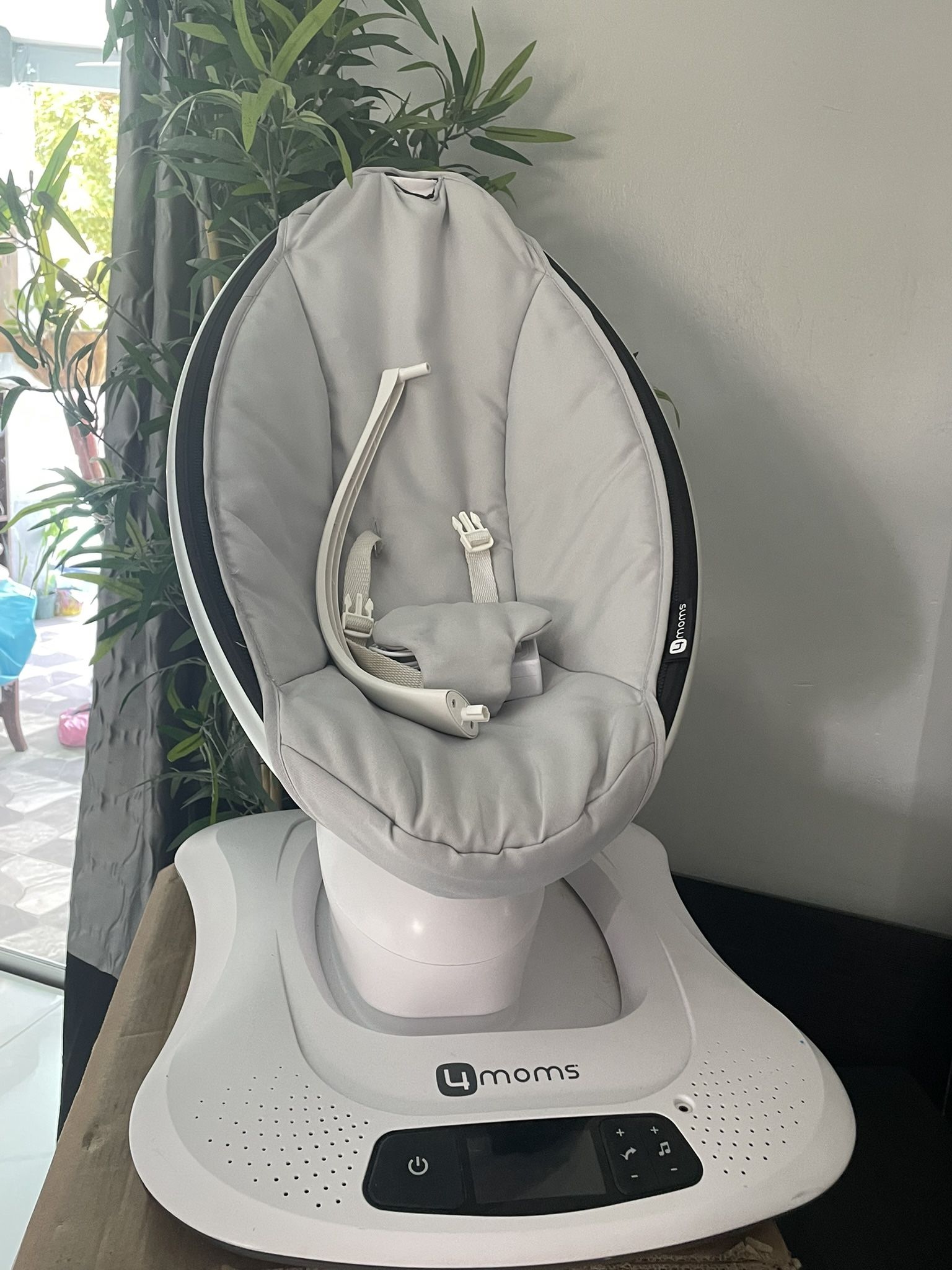 4 Moms Swing