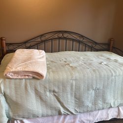 Metal And Wood Daybed And Trundle