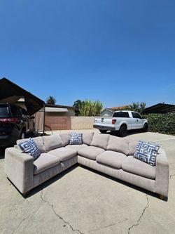Beautiful Sectional Sofa 💥 Free Delivery 💥