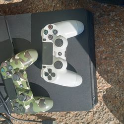 PS4 Console W/ 2 Coñtr