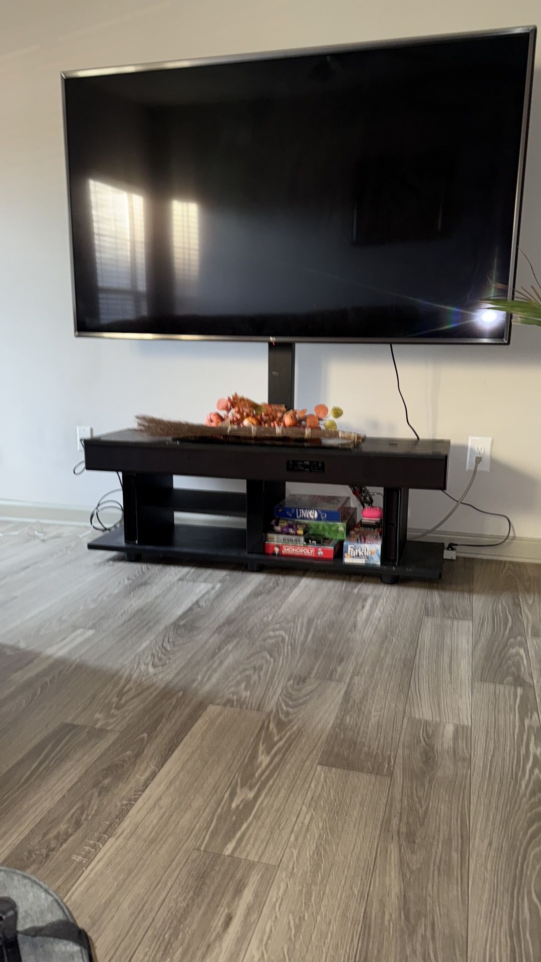 Tv For 2500. A 1500 . Good Conditions Tv And Table For Tv