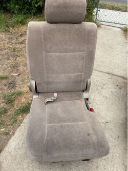 2002 sequoia middle row seat