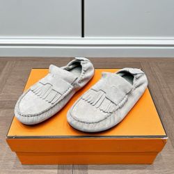 New Hermès women’s shoes available—multiple colors and a full range of sizes. DM me if interested!