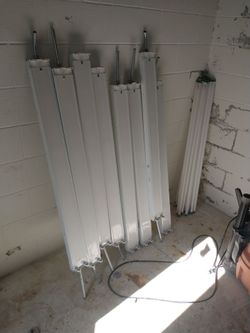 8 4' garage/shop lights with bulbs